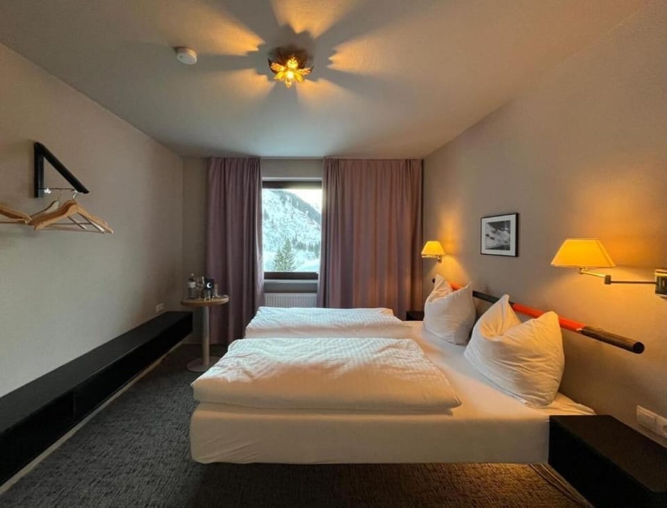 Standard Room, Mountain View | Minibar, laptop workspace, free WiFi, bed sheets
