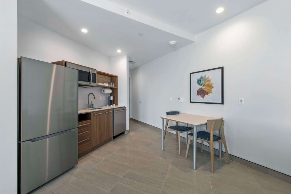 Suite, 1 Bedroom | Private kitchen | Microwave, coffee/tea maker