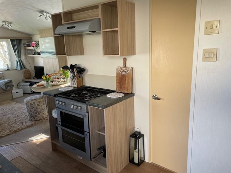 Cabin | Private kitchen | Fridge, microwave, oven, stovetop