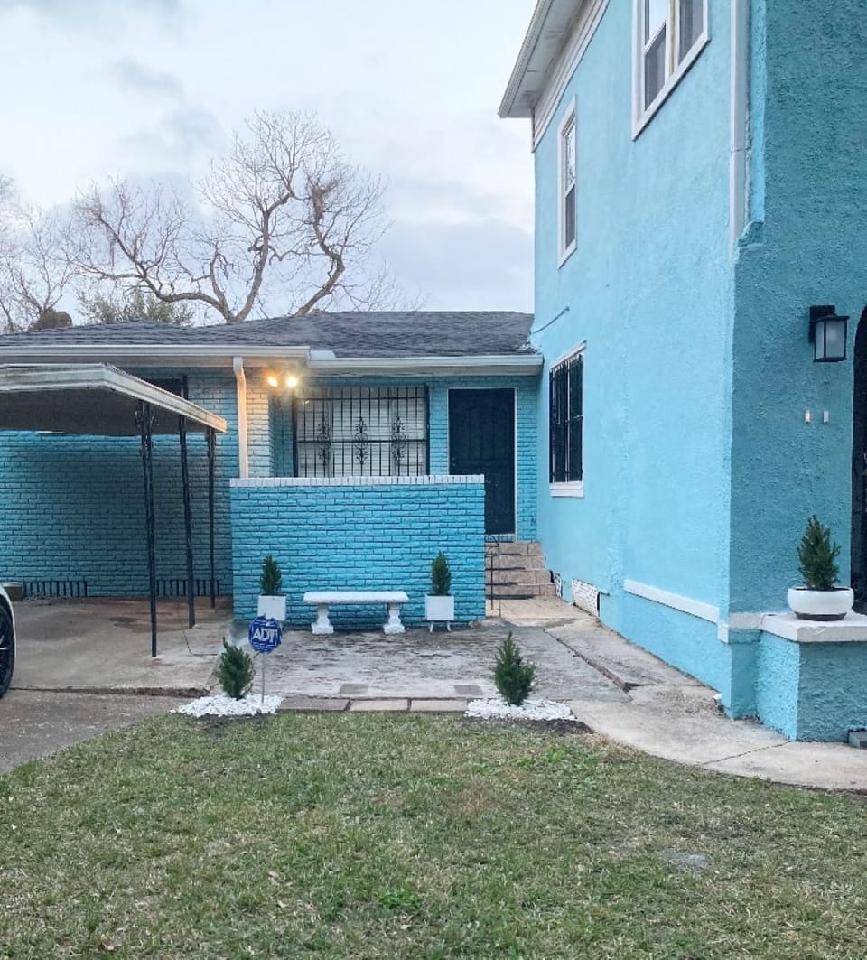 Main house, 2 attached apartments, all with separate entrances. Free parking.