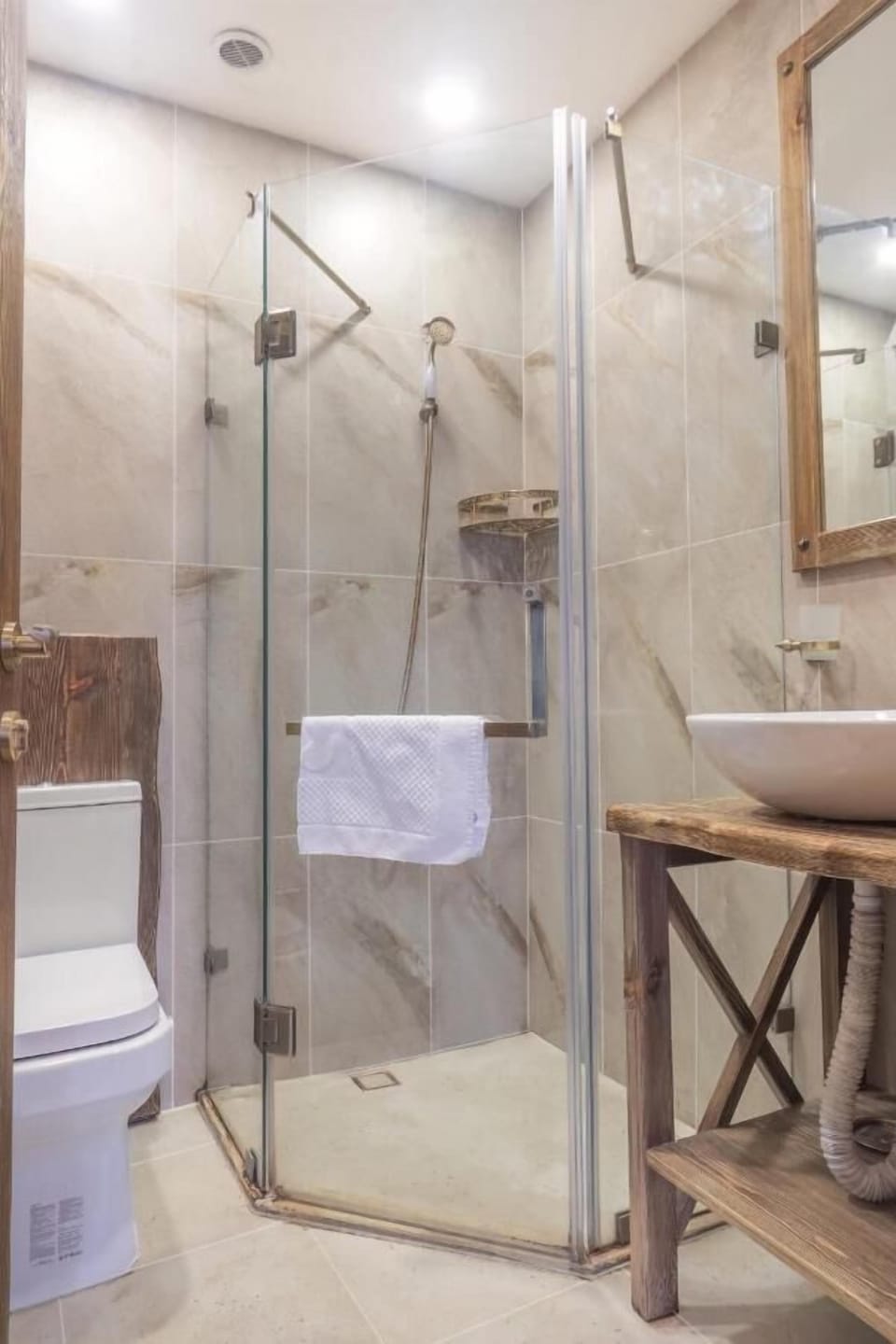 Classic Double Room | Bathroom | Free toiletries, hair dryer, bathrobes, slippers
