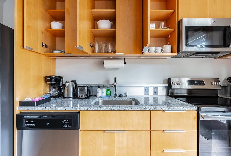 Apartment, 1 Queen Bed, Patio | Private kitchen | Fridge, microwave, oven, stovetop
