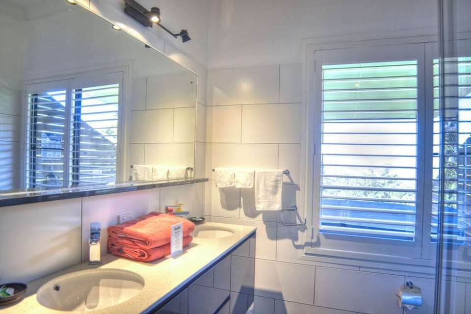 Bluegum-bathroom (2)