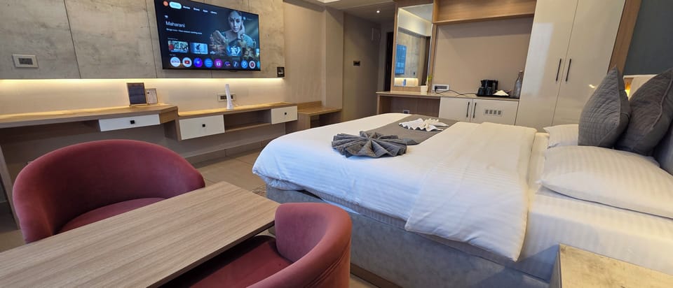 Superior Room, 1 King Bed, Private Bathroom, Mountain View | Premium bedding, down comforters, memory foam beds, minibar