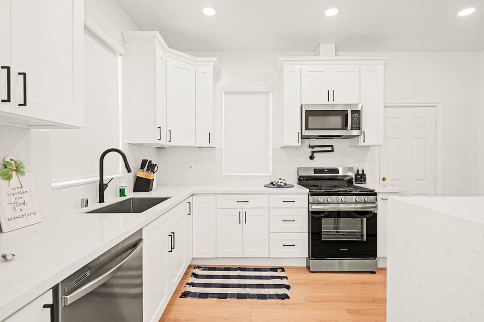 House (4 Bedrooms) | Private kitchen | Microwave, oven, stovetop, espresso maker
