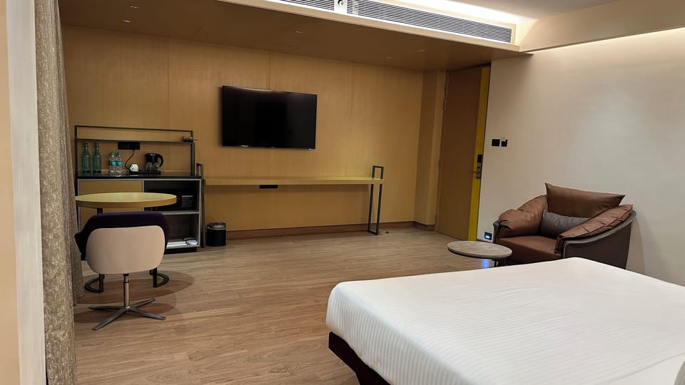 Club Double Room | Desk, laptop workspace, bed sheets