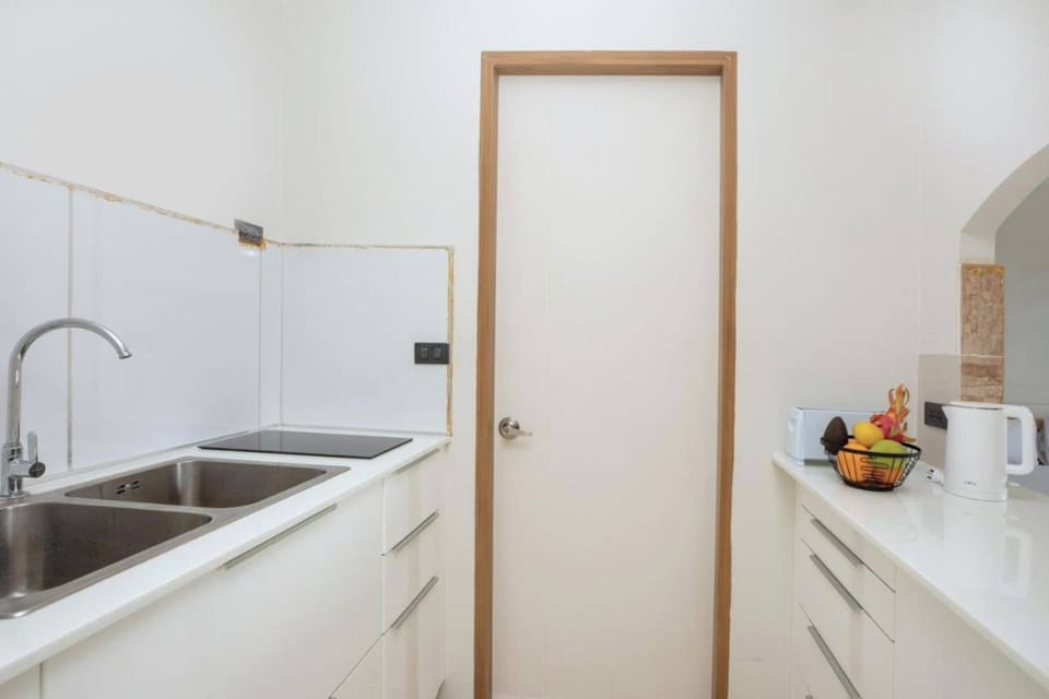 Deluxe Condo, 1 King Bed, Balcony, Mountain View | Private kitchen
