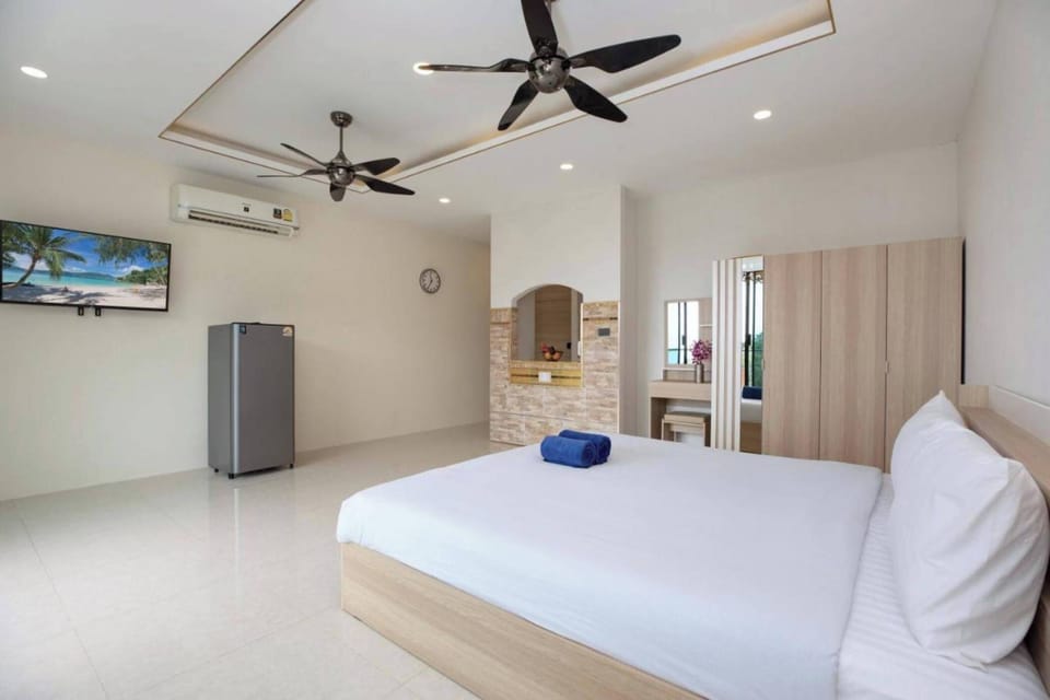 Deluxe Condo, 1 King Bed, Balcony, Mountain View | 1 bedroom, free WiFi