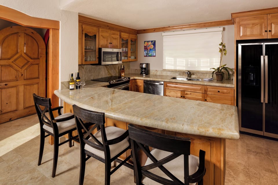 Kitchen w/granite, stainless appliances.
