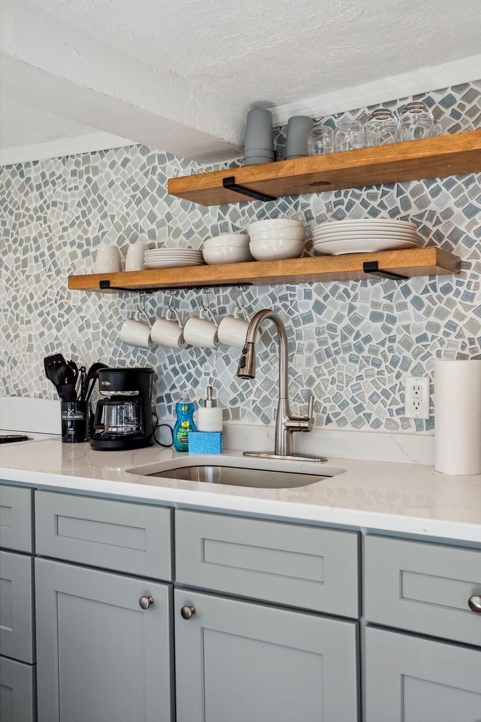 Cups, plates, spoons, and a coffee maker—everything you need for a cozy stay!