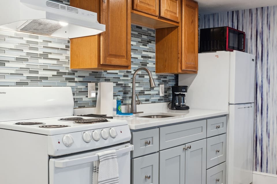 Fully redesigned kitchen! This kitchen is fully equipped with all the essentials