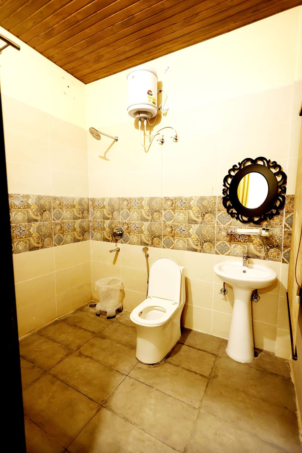 Deluxe Double Room | Bathroom | Shower, free toiletries, towels, soap