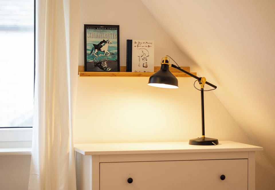 Apartment Wellengang Wittdün/Amrum   Small floor lamp on a chest of drawers next to the window