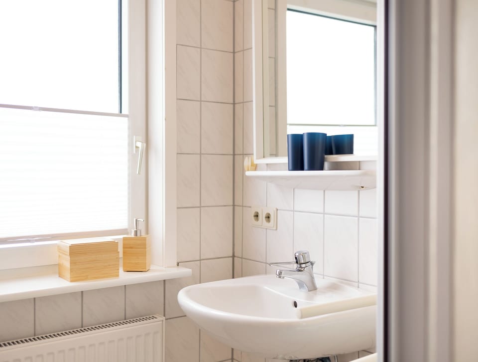 Appartment Wellengang Wittdün/Amrum   Large window with pleated blind next to the washbasin and the shower
