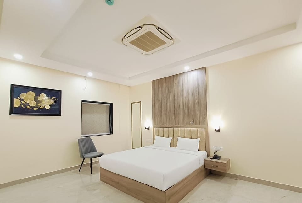 Deluxe Double Room, Garden View | Laptop workspace, iron/ironing board, free WiFi