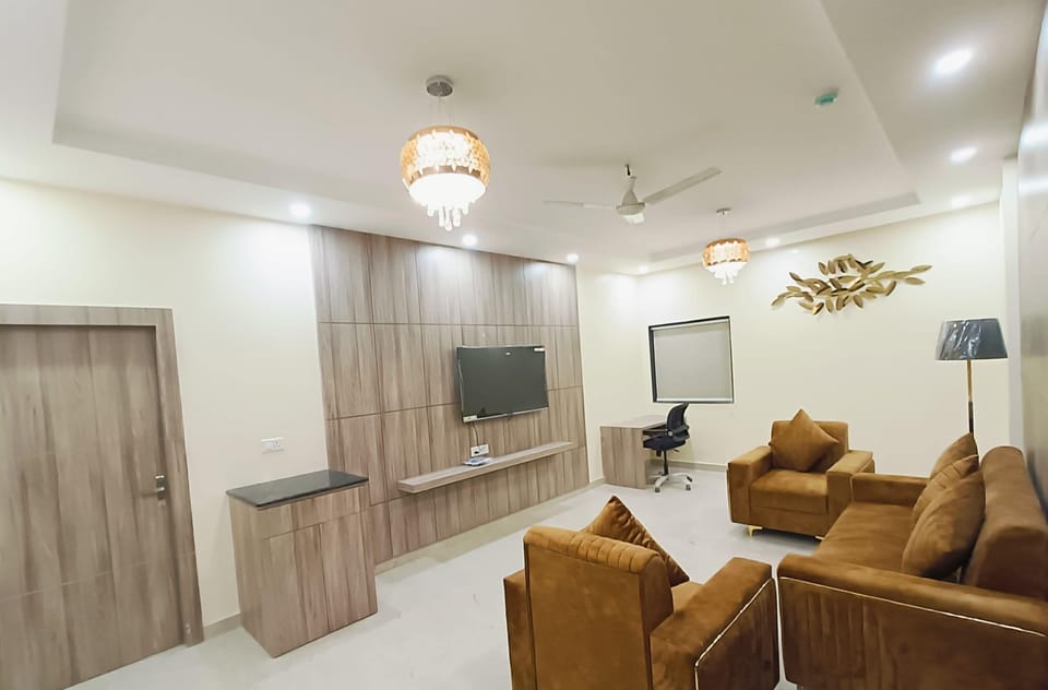 Luxury Suite | Laptop workspace, iron/ironing board, free WiFi