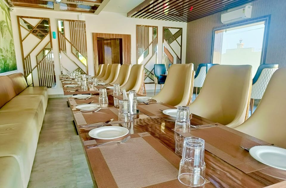4 restaurants; breakfast, lunch, dinner, and brunch served