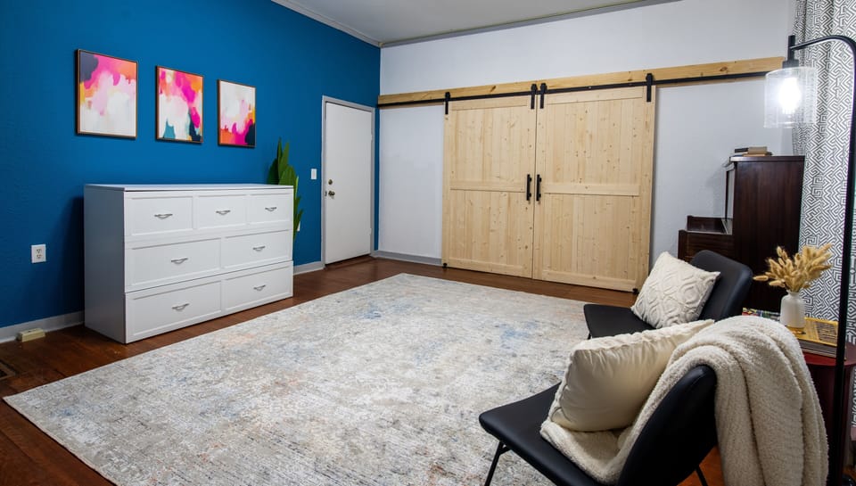 The 3rd bedroom (in main house) has a full murphy bed that pulls out and a piano