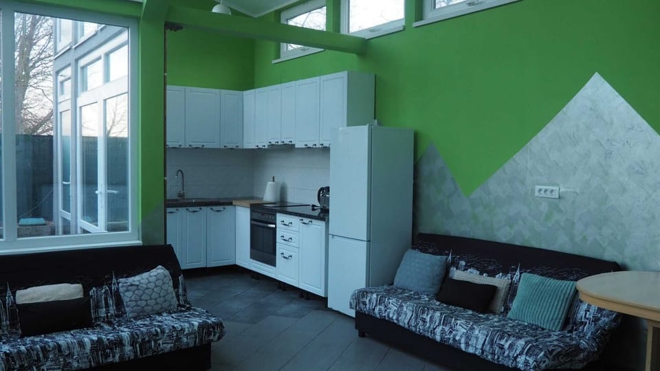 Full-size fridge, microwave, stovetop, dishwasher