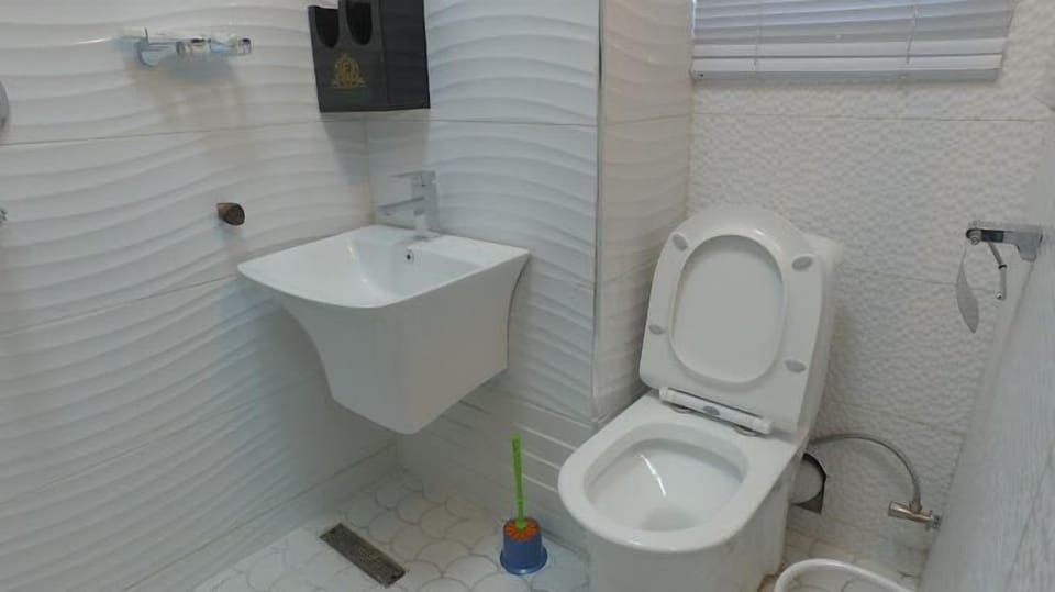 Deluxe Room, Balcony, City View | Bathroom | Free toiletries, hair dryer, towels, soap