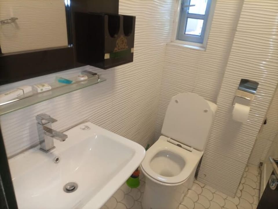 Deluxe Room, Balcony, City View | Bathroom | Free toiletries, hair dryer, towels, soap