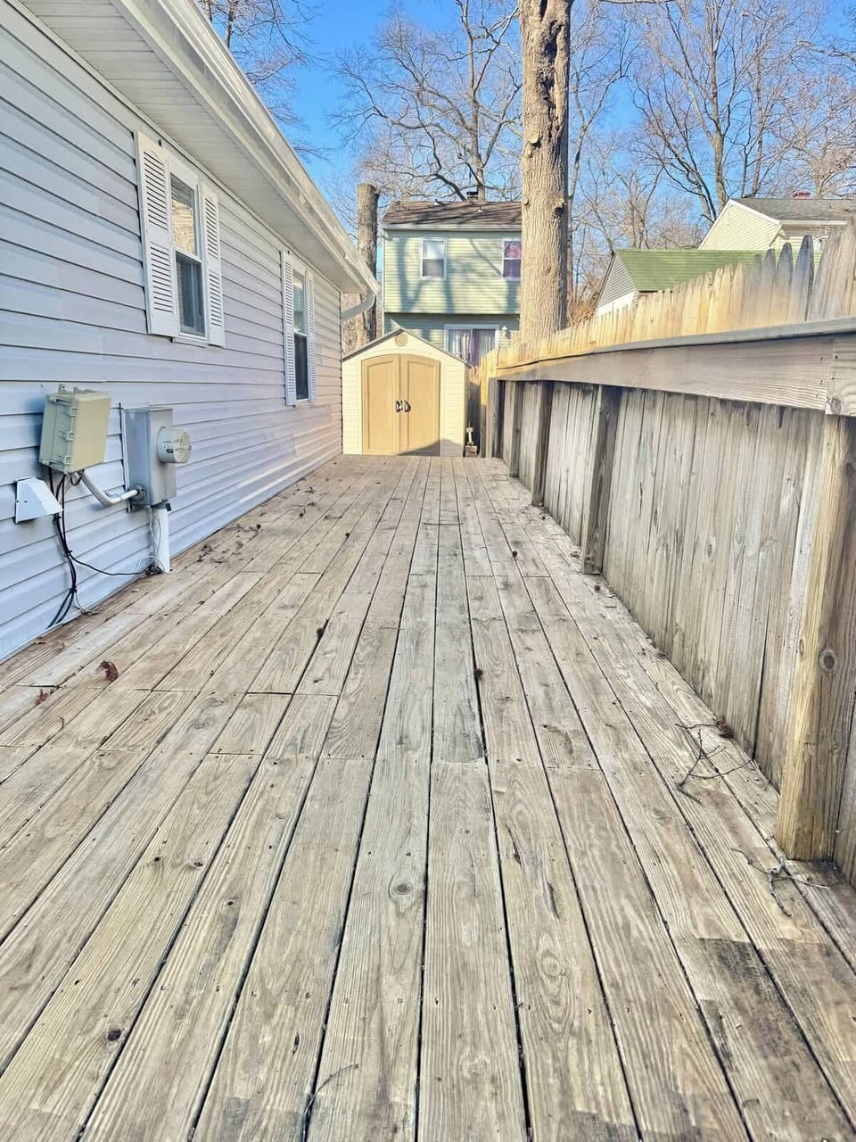 Large deck to fenced backyard 