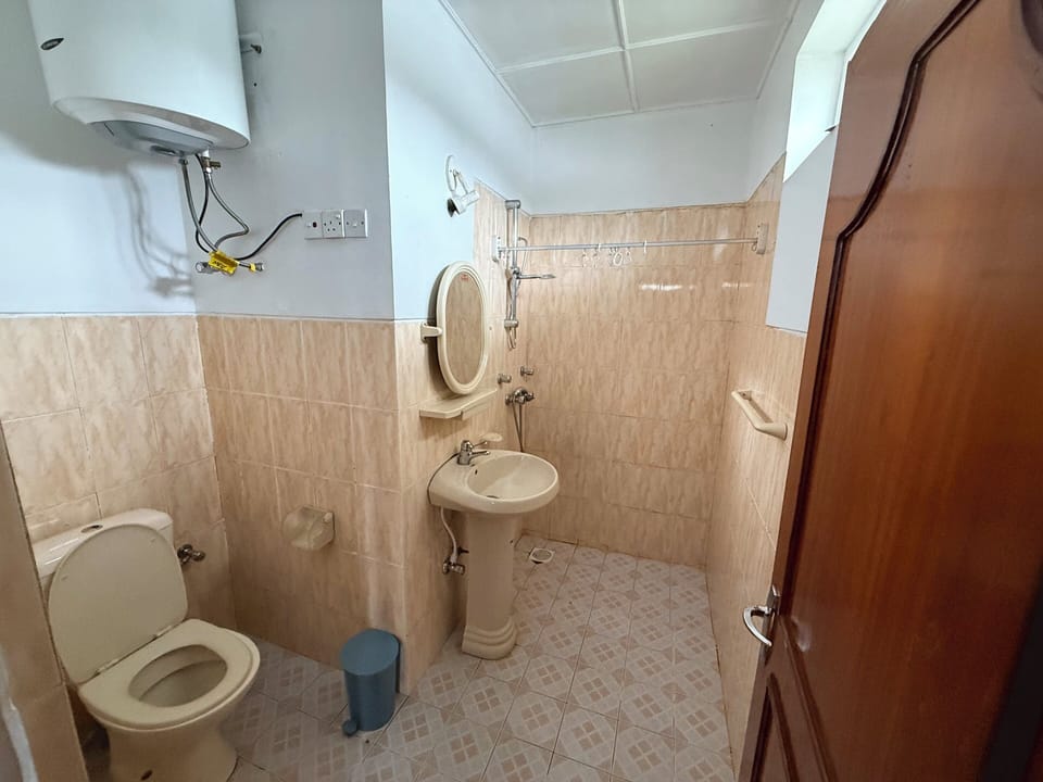 Deluxe Cottage | Bathroom | Shower, towels, toilet paper