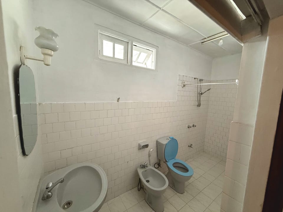 Deluxe Cottage | Bathroom | Shower, towels, toilet paper