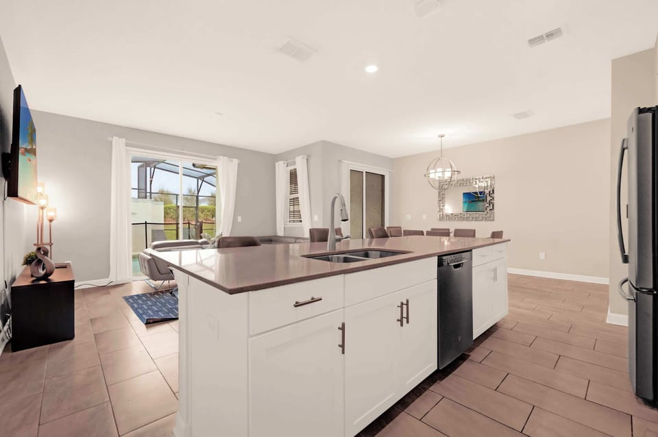 Spacious and modern kitchen with ample seating, perfect for family gatherings and entertaining.