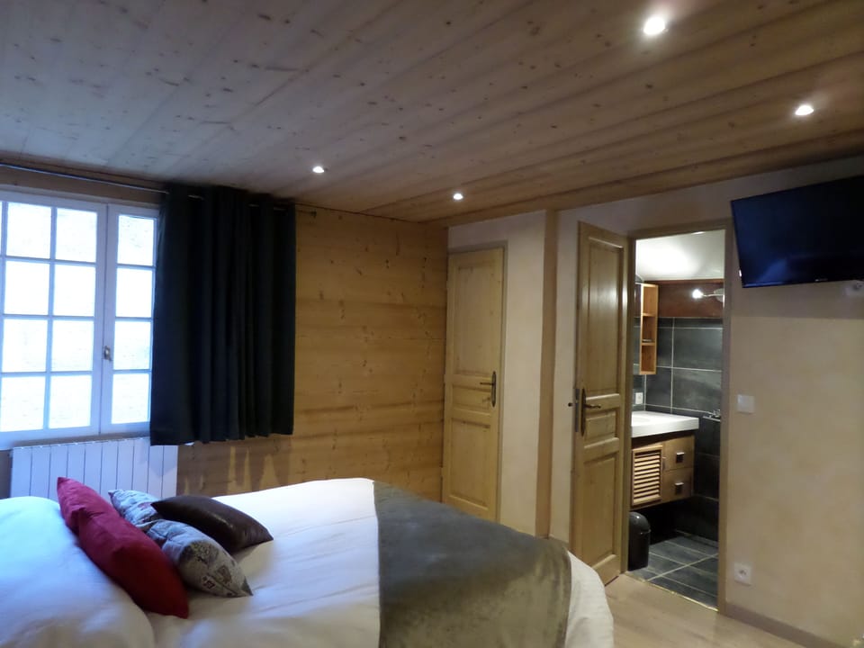 Romantic Double Room, Balcony | Blackout drapes, soundproofing, iron/ironing board, free WiFi