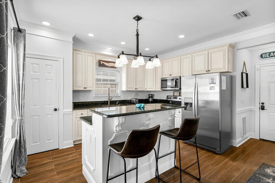 House, Pets Allowed | Private kitchen | Full-size fridge, microwave, oven, stovetop