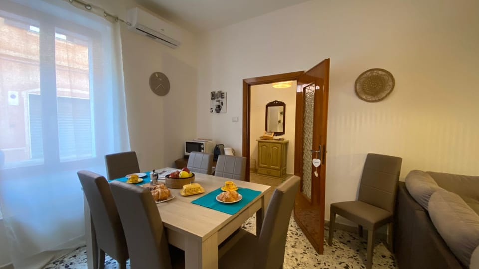 Apartment, 2 Bedrooms | Dining room