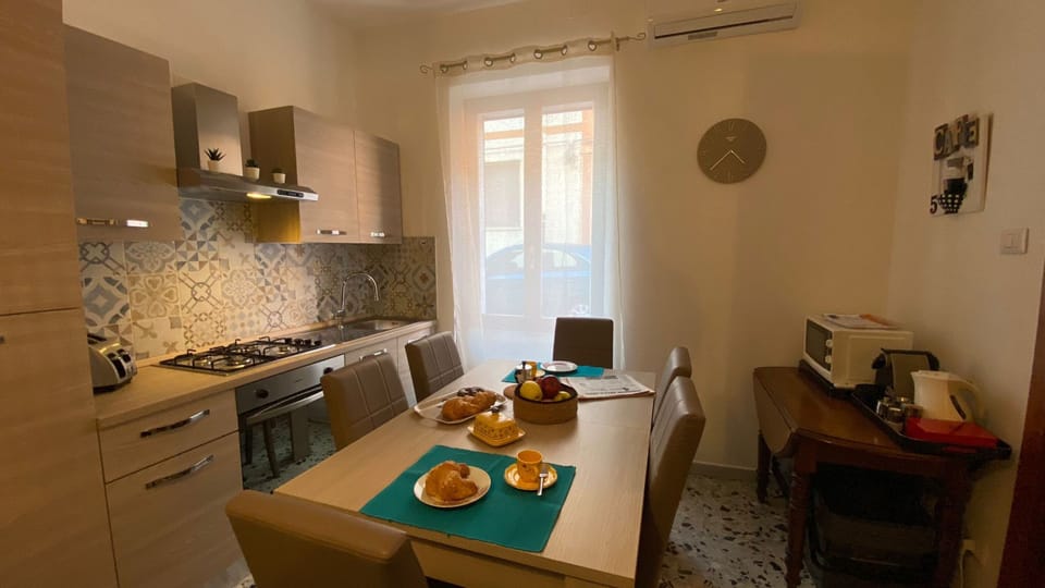 Apartment, 2 Bedrooms | Dining room