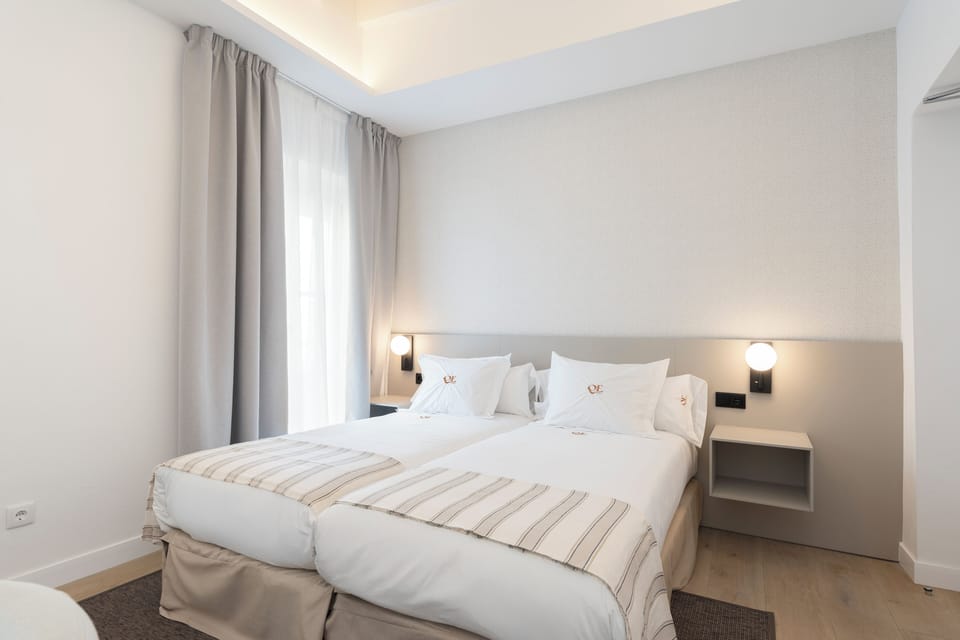 Standard Twin Room | In-room safe, desk, laptop workspace, soundproofing