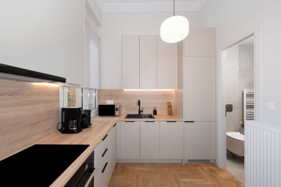 Deluxe Apartment, Kitchen | Private kitchen | Full-size fridge, microwave, oven, stovetop