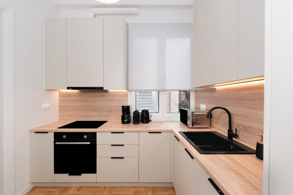 Deluxe Apartment, Kitchen | Private kitchen | Full-size fridge, microwave, oven, stovetop