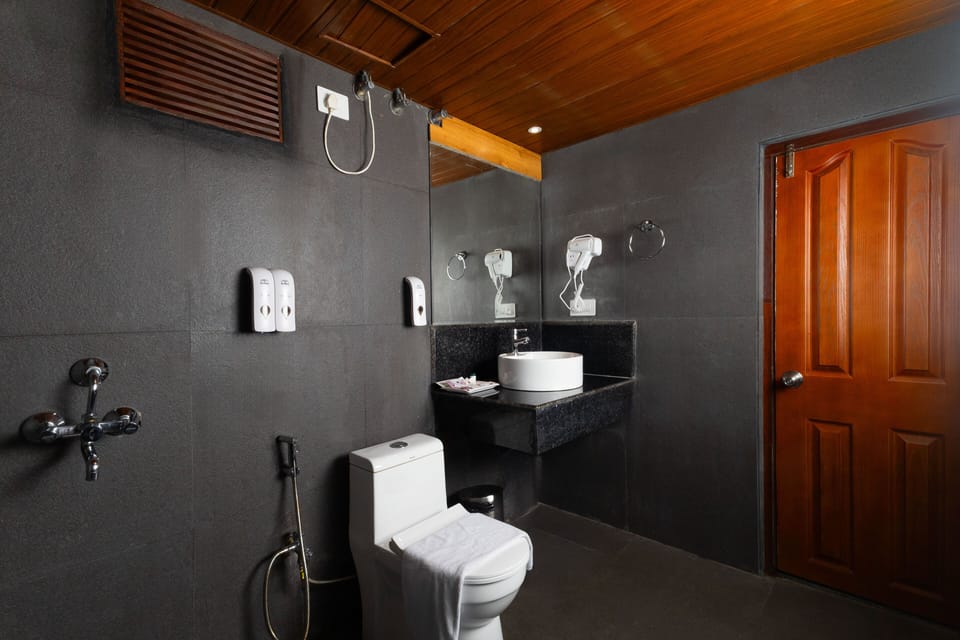 Deluxe Room | Bathroom | Shower, slippers, towels, soap