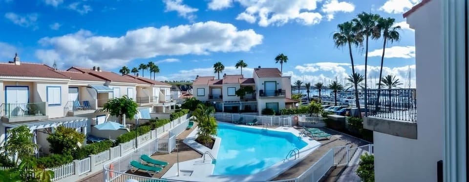 Vistas a la piscina y la marina, desde la terraza del dormitorio principal. 