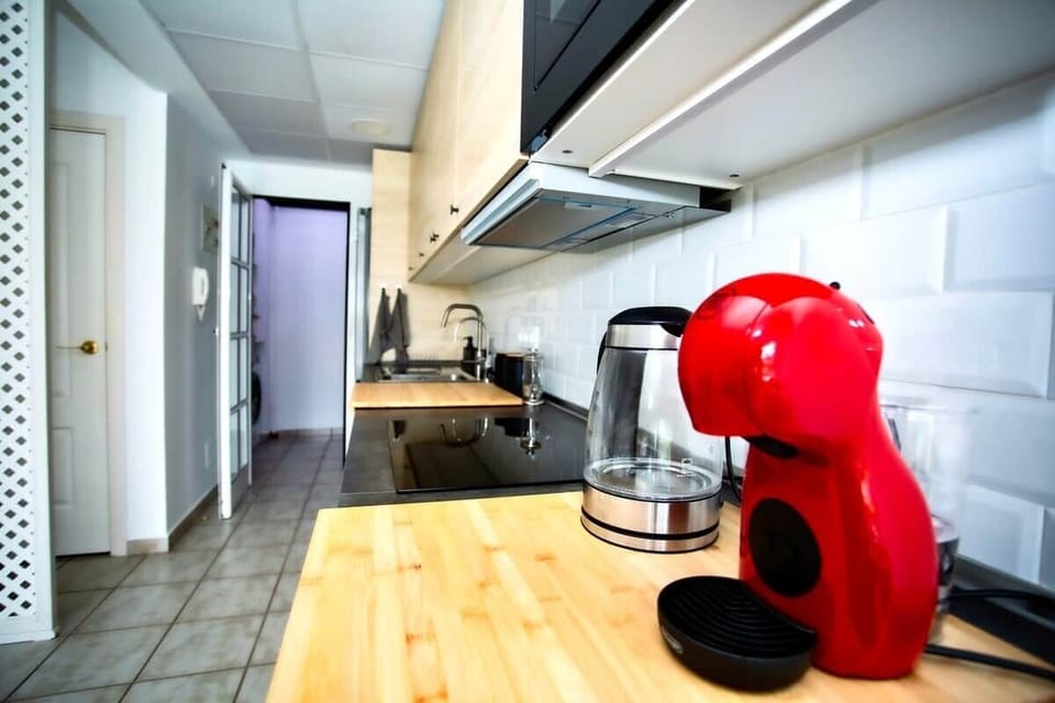 Amplia y moderna cocina equipada con batería de cocina, utensilios, menaje, cubertería, agua de osmosis "Brita" para consumo, amplia nevera, lavavajillas, placa vitrocerámica, horno, calentador de agua, cafetera "Delonghi Dolce Gusto", microondas...