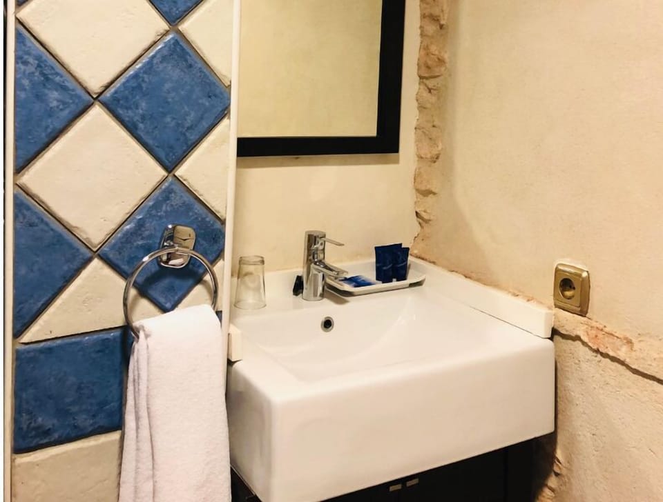 Junior Studio Suite | Bathroom | Hair dryer, towels