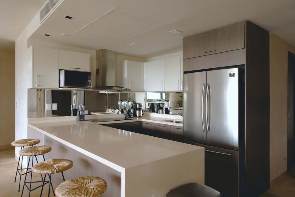 Incredible and modern kitchen with a large counter. Fully equipped kitchen
