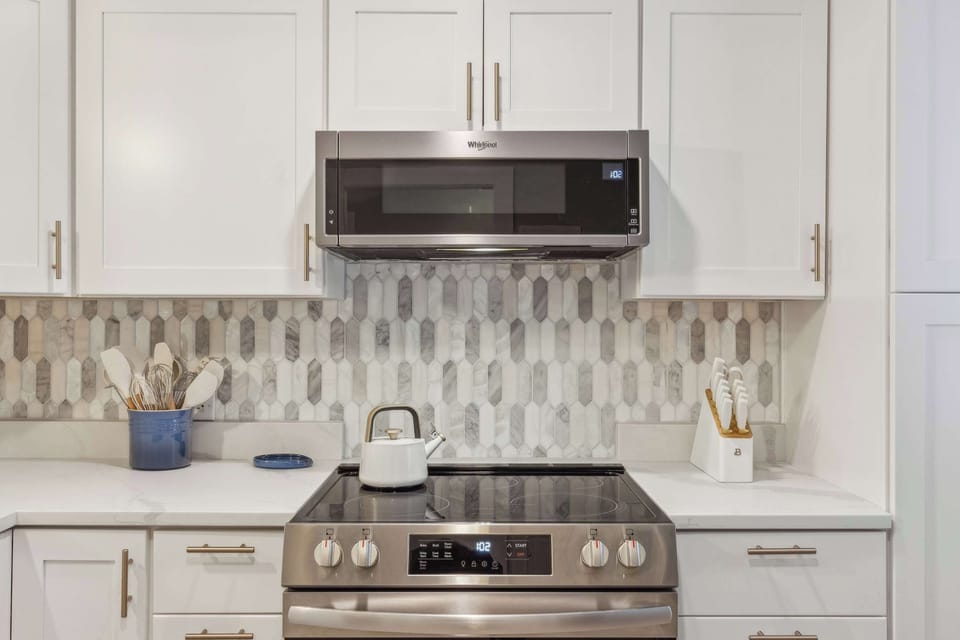 Fully equipped kitchen with laundry 