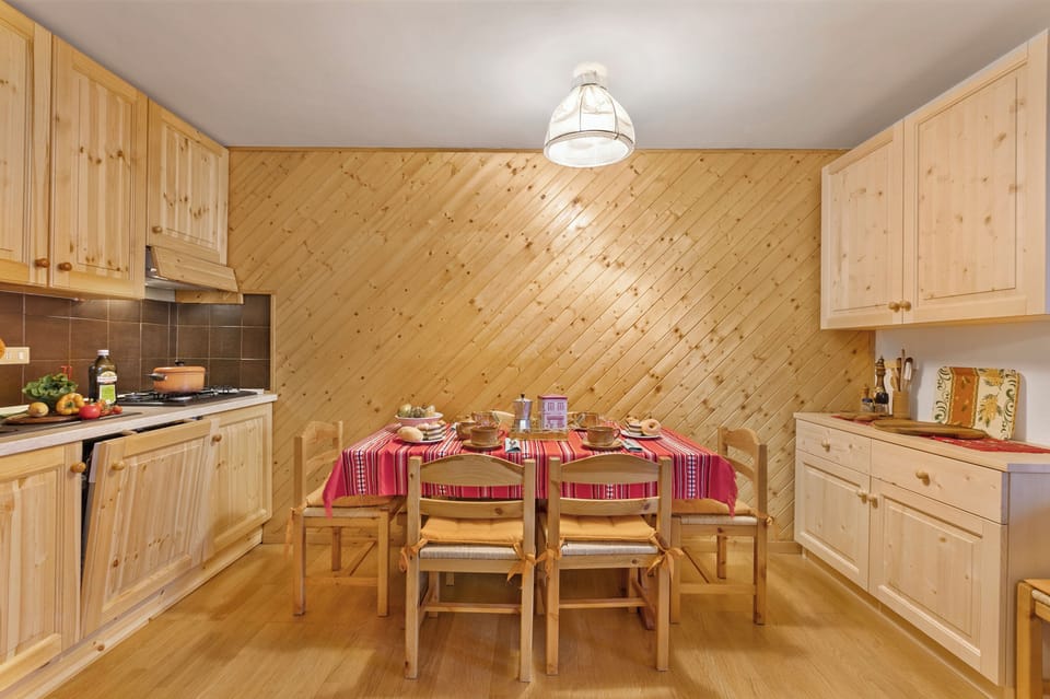 Family Apartment, Multiple Bedrooms (Appartamento Quota 1800) | Dining