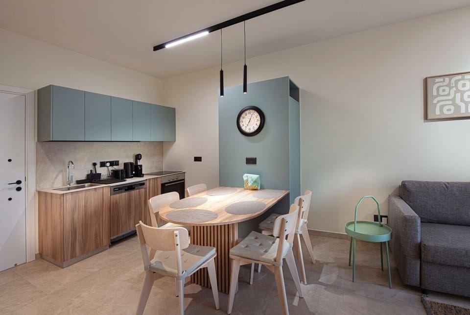 Apartment, 2 Bedrooms | Dining room