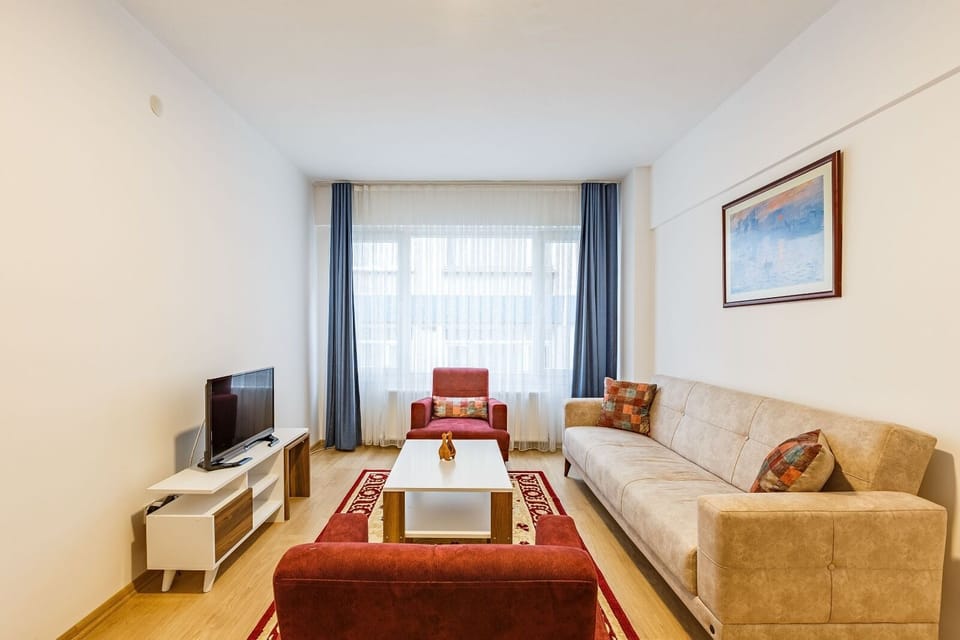 Apartment, 2 Bedrooms, Balcony, Garden View | Living room | Books