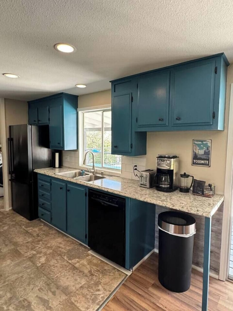 Fully equipped kitchen & coffee bar