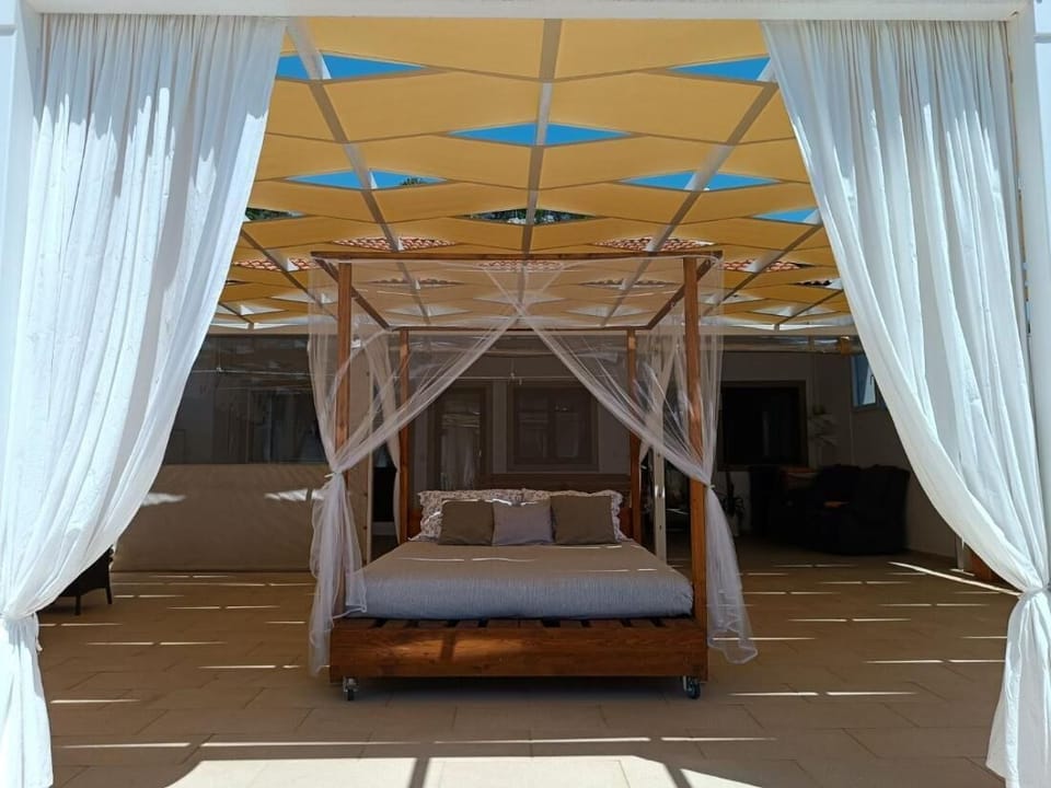 Room, 2 Bedrooms, Smoking, Balcony | 3 bedrooms