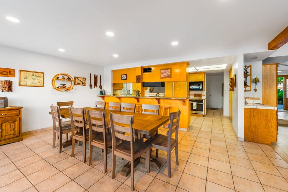 The dining area offers seating for 10, and an additional bar-stool seating for 5 at the kitchen.	
