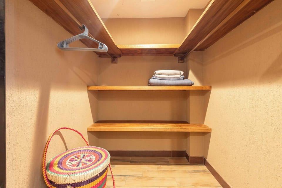🚪 Walk-In Closet 

