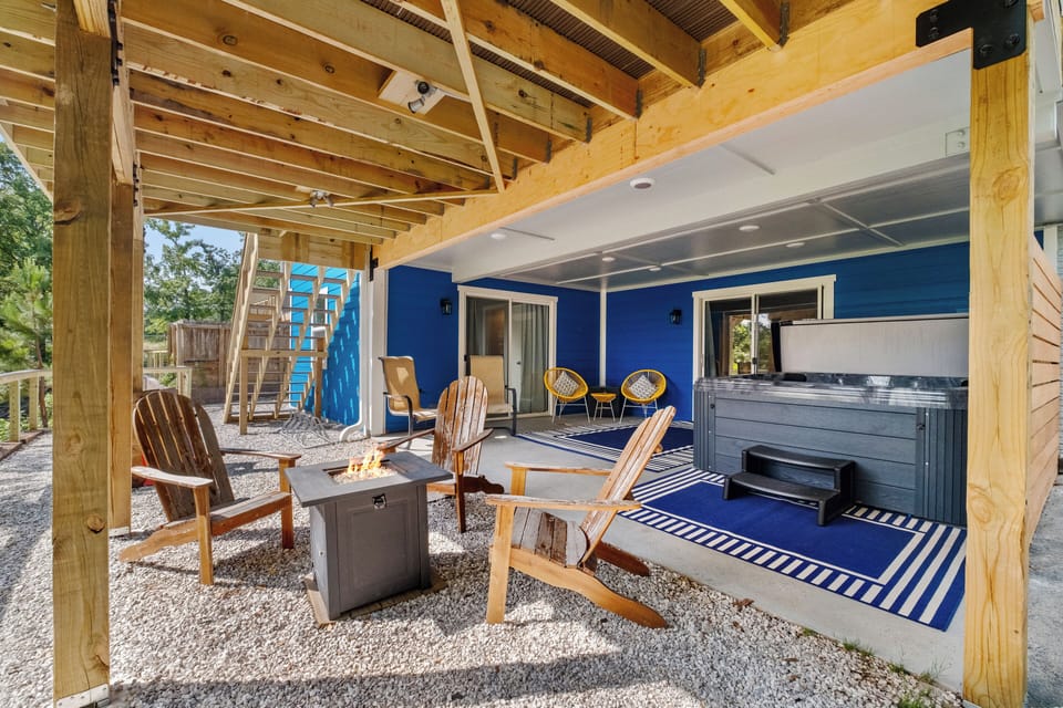 Lake vibes & lake time! Private hot tub, cozy furniture, bike racks, & a firepit